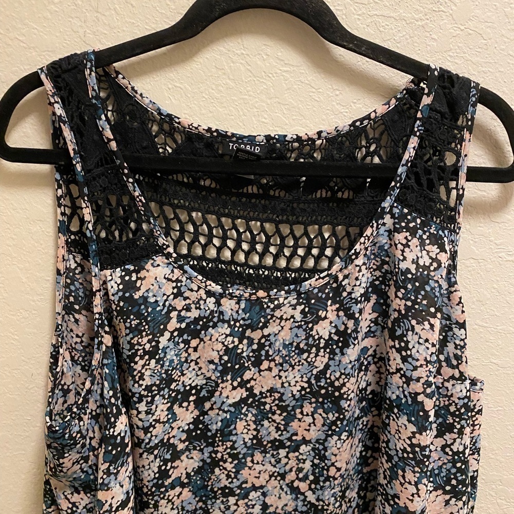 Torrid Floral Boho Layered Hem Chiffon Crochet Blouse Size 2 (2X) - Picture 6 of 7